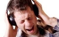 Можно ли слушать музыку в наушниках? Наушники портят слух человека.