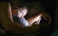 5 причин, почему вам не стоит использовать смартфон в постели